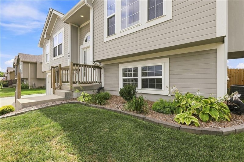 407 NE 192nd Ter, Smithville, MO 64089