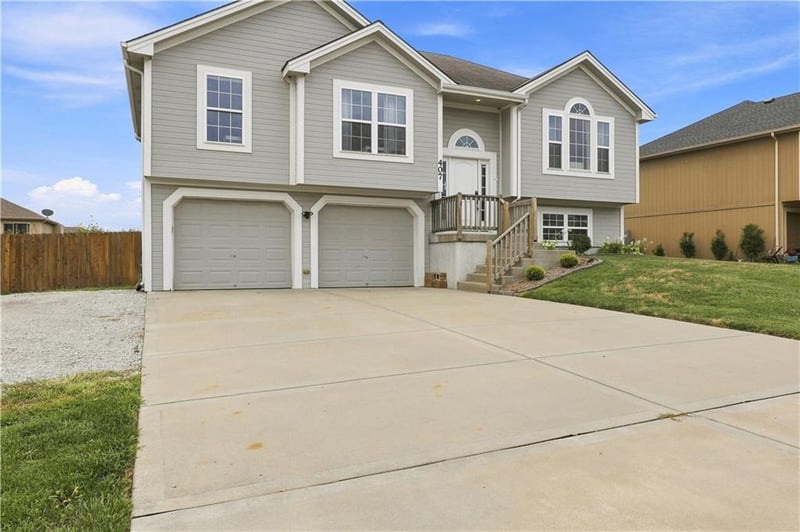 407 NE 192nd Ter, Smithville, MO 64089