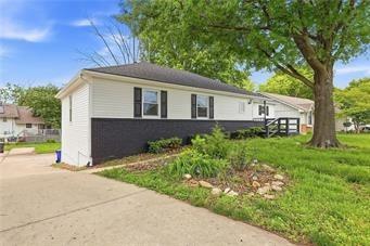 1725 S Kiowa Dr, Olathe, KS 66062