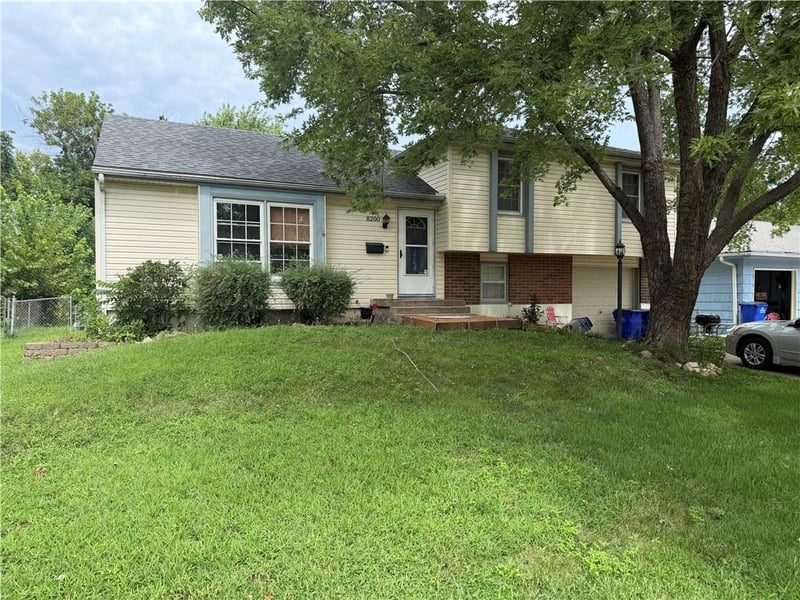 8200 E 133rd Ter, Grandview, MO 64030