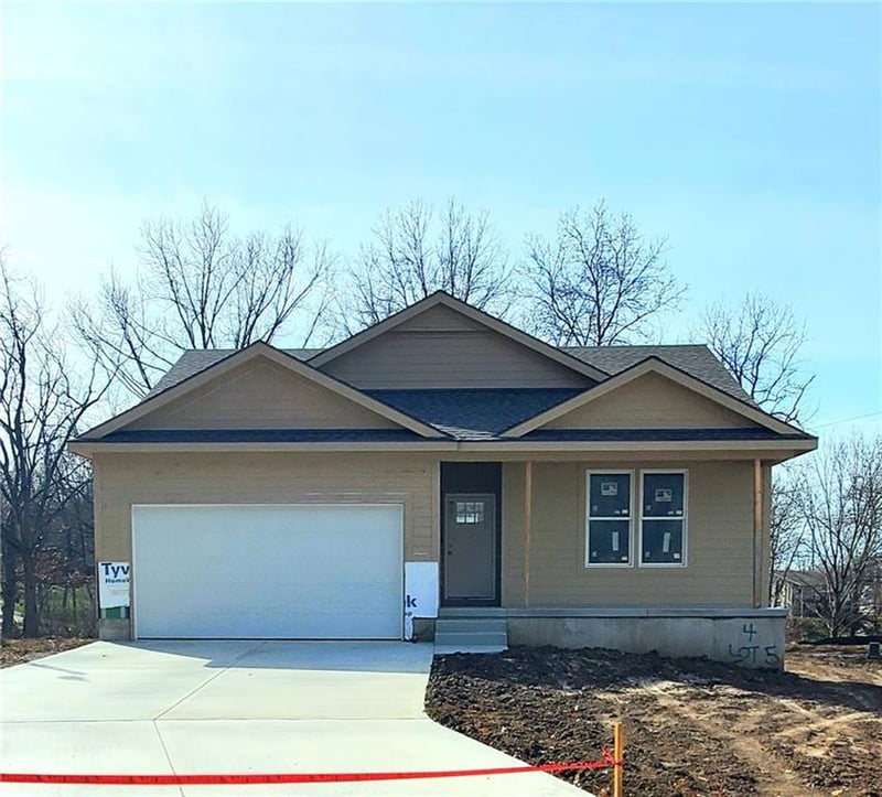 103 Highland Dr, Smithville, MO 64089