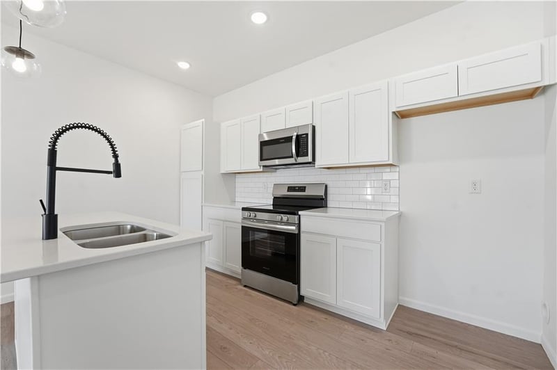 12415 S Acacia Dr, Lee's Summit, MO 64086