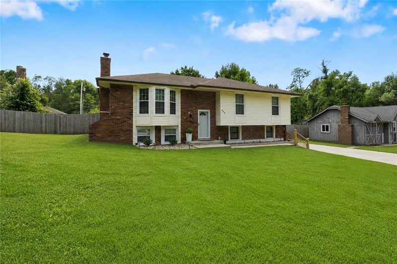 615 NE 113th St, Kansas City, MO 64155