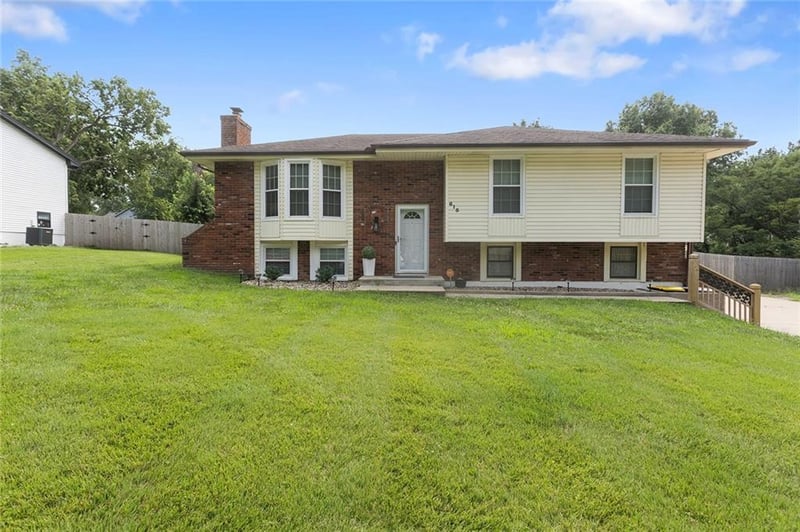 615 NE 113th St, Kansas City, MO 64155