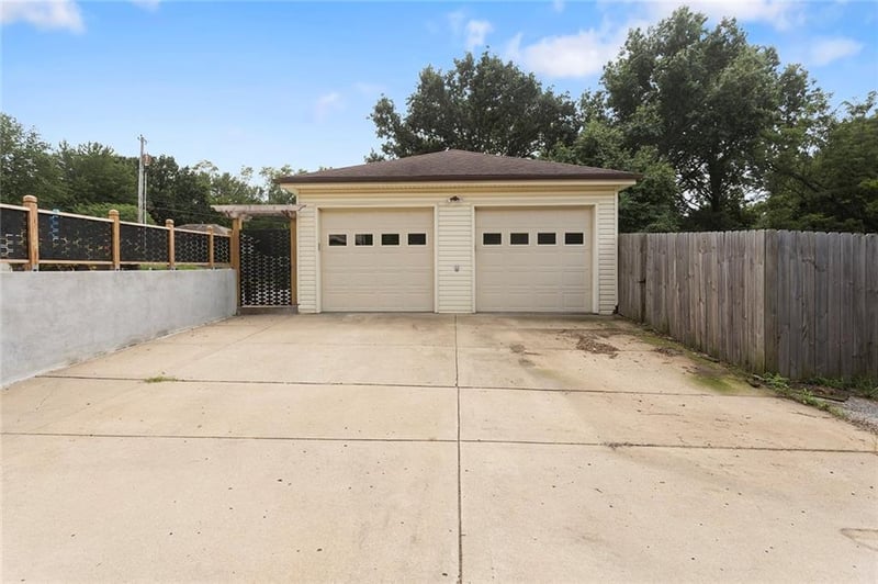 615 NE 113th St, Kansas City, MO 64155