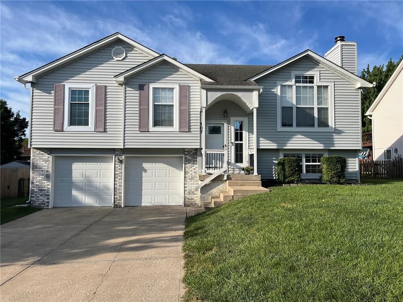 107 E Laredo Trl, Raymore, MO 64083
