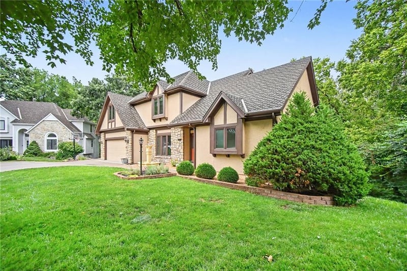 5525 N Oakdale Pl, Parkville, MO 64152