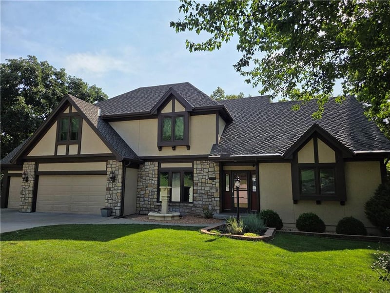 5525 N Oakdale Pl, Parkville, MO 64152