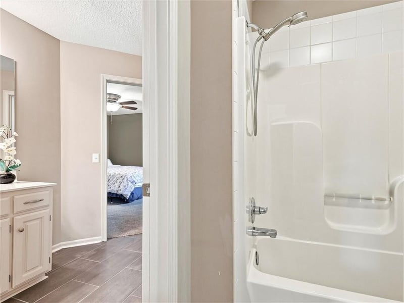 5822 NE Timber Hills Dr, Lee's Summit, MO 64064