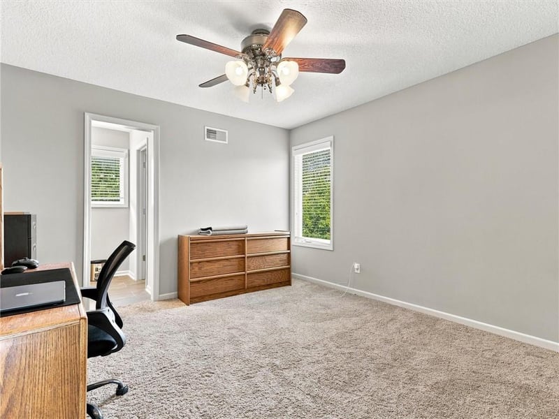 5822 NE Timber Hills Dr, Lee's Summit, MO 64064