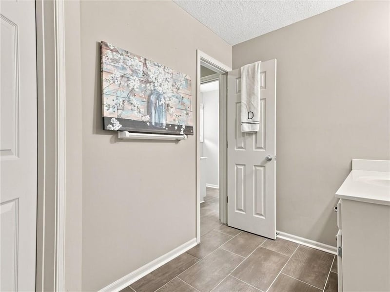5822 NE Timber Hills Dr, Lee's Summit, MO 64064