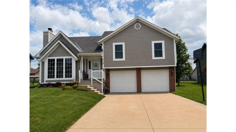 715 Shiloh Dr, Raymore, MO 64083
