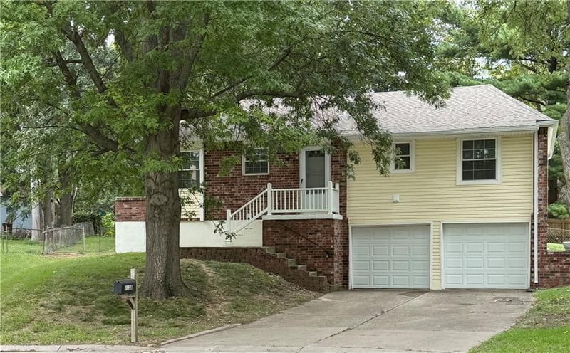 2728 NW Pembroke Pl, Blue Springs, MO 64015