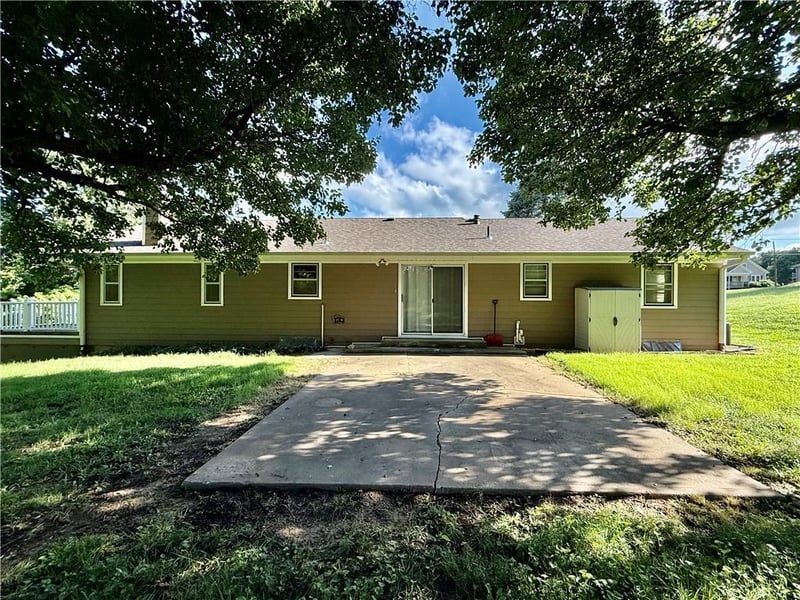 2307 Westminster Ln, St Joseph, MO 64504