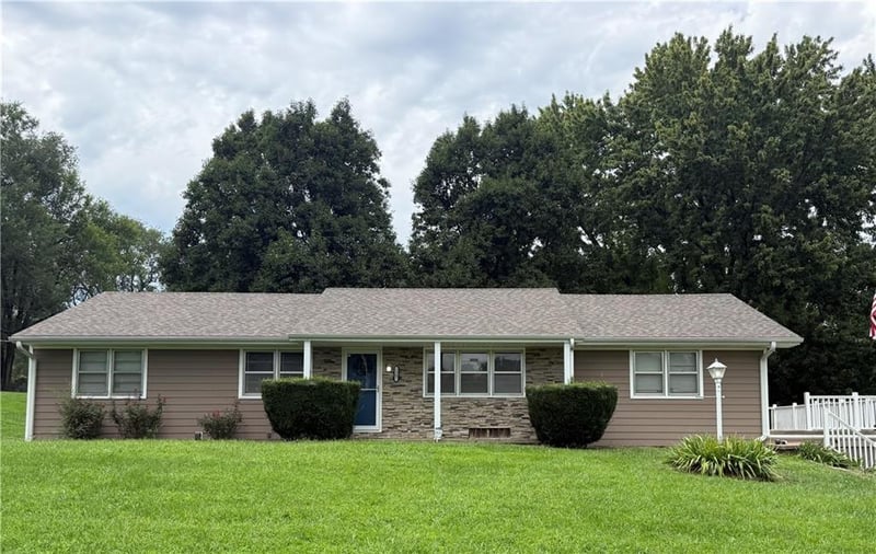 2307 Westminster Ln, St Joseph, MO 64504