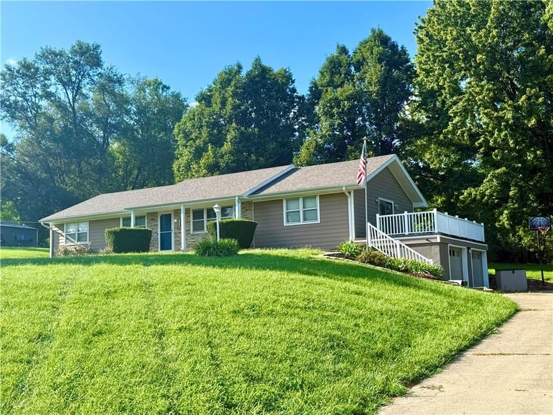 2307 Westminster Ln, St Joseph, MO 64504