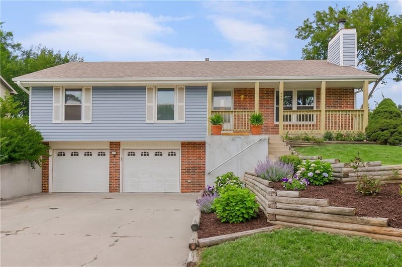 449 Hithergreen Dr, Lansing, KS 66043