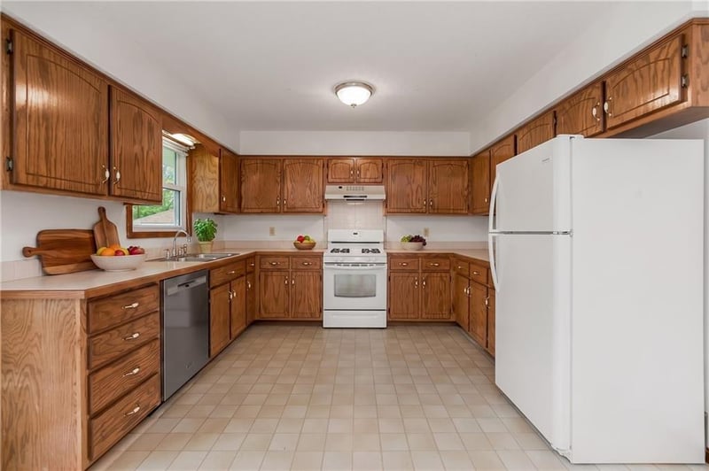 449 Hithergreen Dr, Lansing, KS 66043