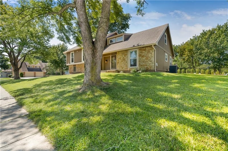 4377 SW Breezy Point Ln, Lee's Summit, MO 64082