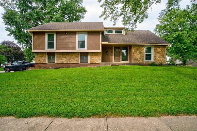 4377 SW Breezy Point Ln, Lee's Summit, MO 64082