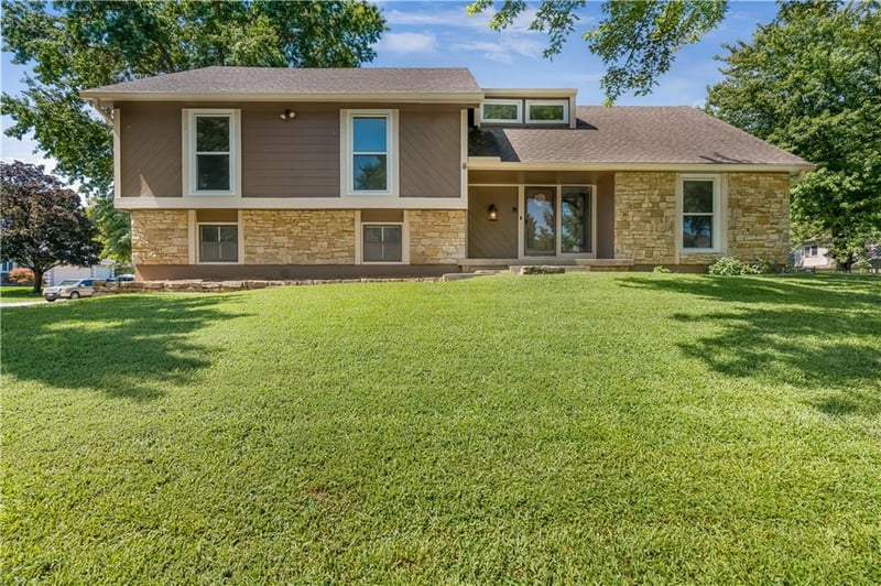 4377 SW Breezy Point Ln, Lee's Summit, MO 64082