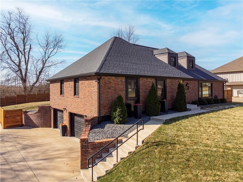 17905 E Cheyenne Dr, Independence, MO 64056