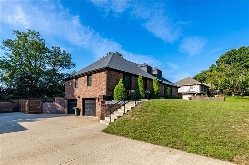 17905 E Cheyenne Dr, Independence, MO 64056