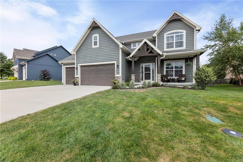 1800 Knoll Creek Ln, Raymore, MO 64083