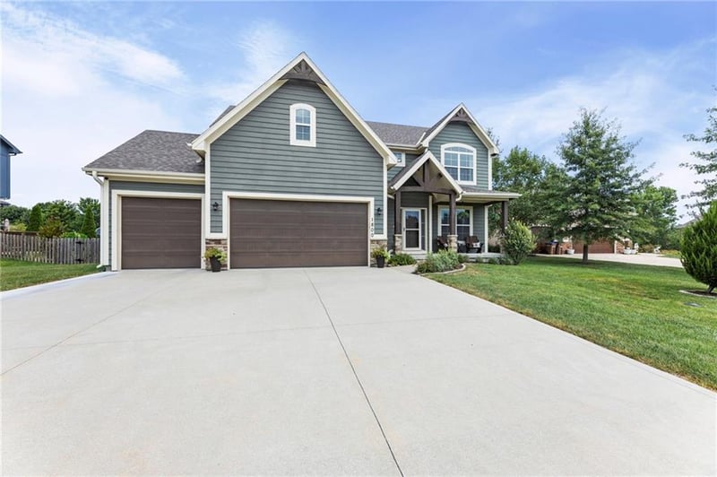 1800 Knoll Creek Ln, Raymore, MO 64083
