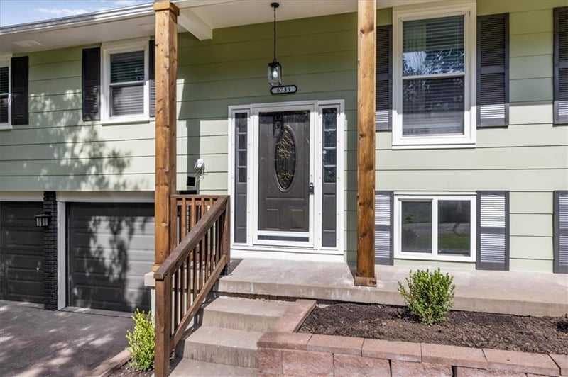 6739 NW Hilldale Dr, Kansas City, MO 64151