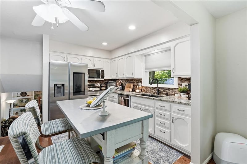 14224 S Cottonwood Dr, Olathe, KS 66062