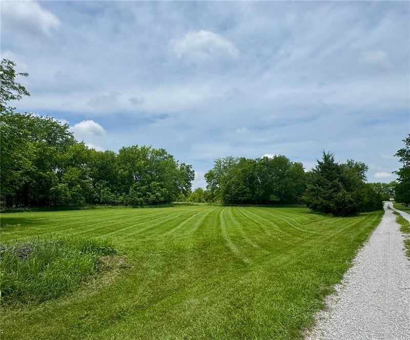 13 Texas Dr, Linn Valley, KS 66040