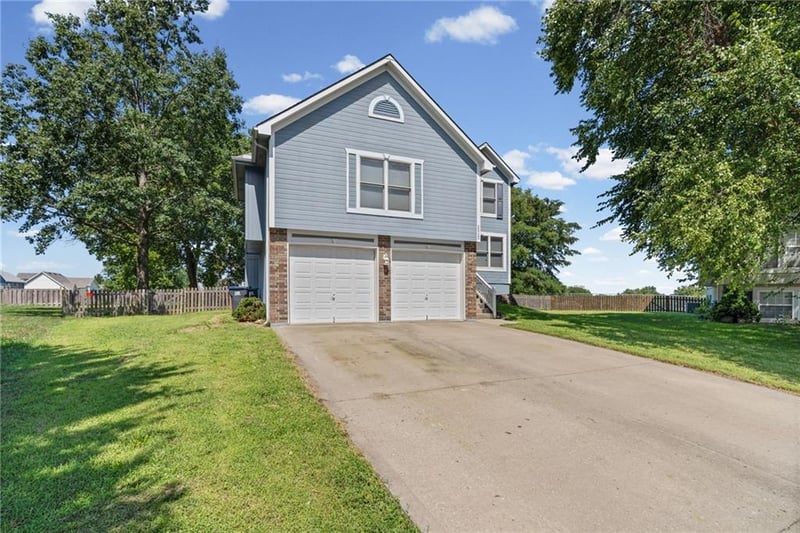 2512 NE Horseshoe Dr, Lee's Summit, MO 64086