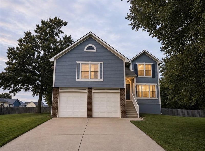 2512 NE Horseshoe Dr, Lee's Summit, MO 64086