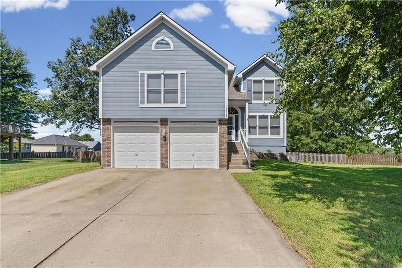 2512 NE Horseshoe Dr, Lee's Summit, MO 64086