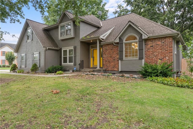 1028 SE Bordner Dr, Lee's Summit, MO 64081