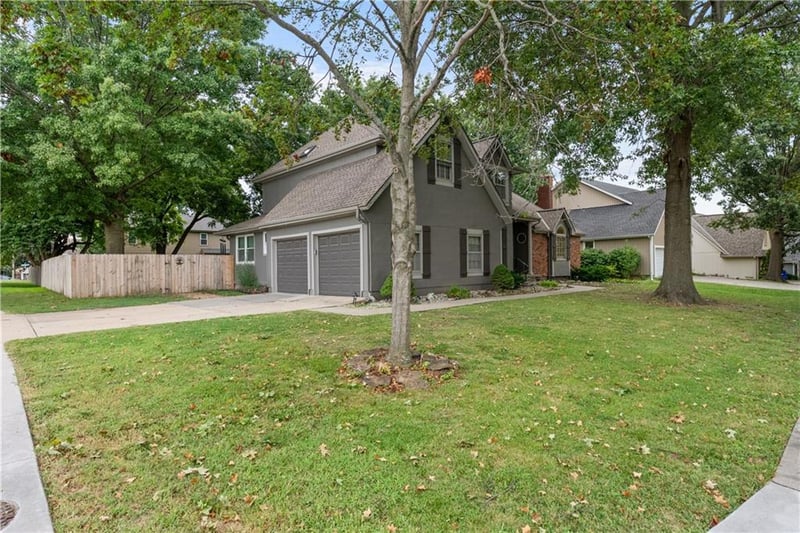1028 SE Bordner Dr, Lee's Summit, MO 64081