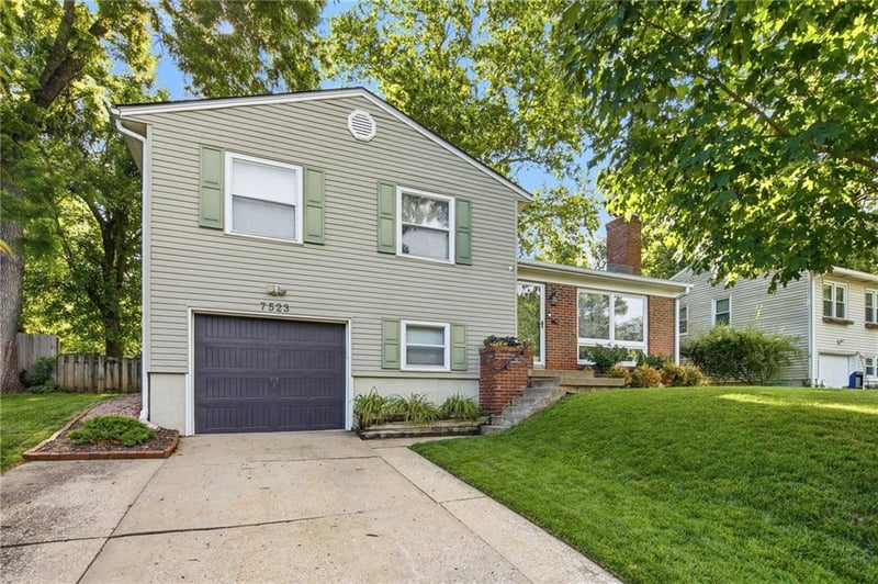 7523 Falmouth St, Prairie Village, KS 66208