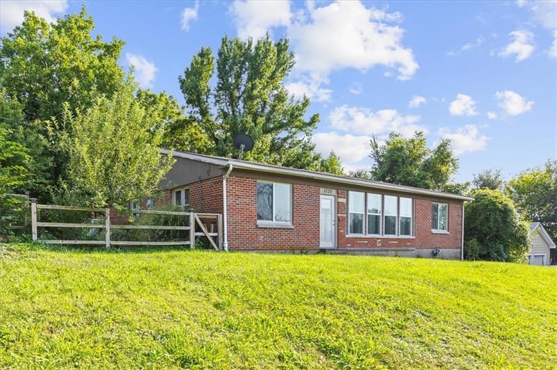 5729 Parallel Pw, Kansas City, KS 66104
