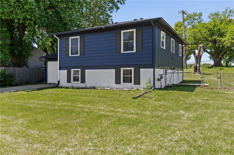 914 N Arrowhead Dr, Independence, MO 64056