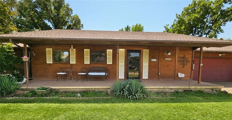 4214 Belmont Cir, St Joseph, MO 64506