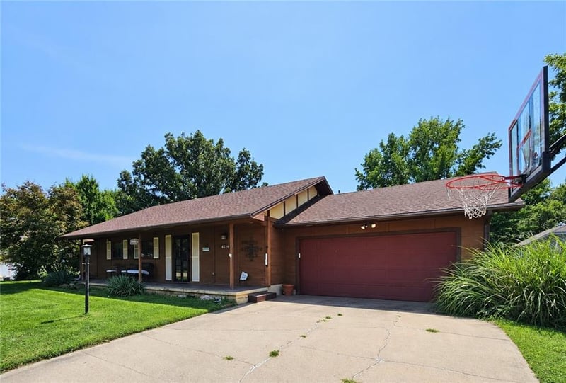 4214 Belmont Cir, St Joseph, MO 64506