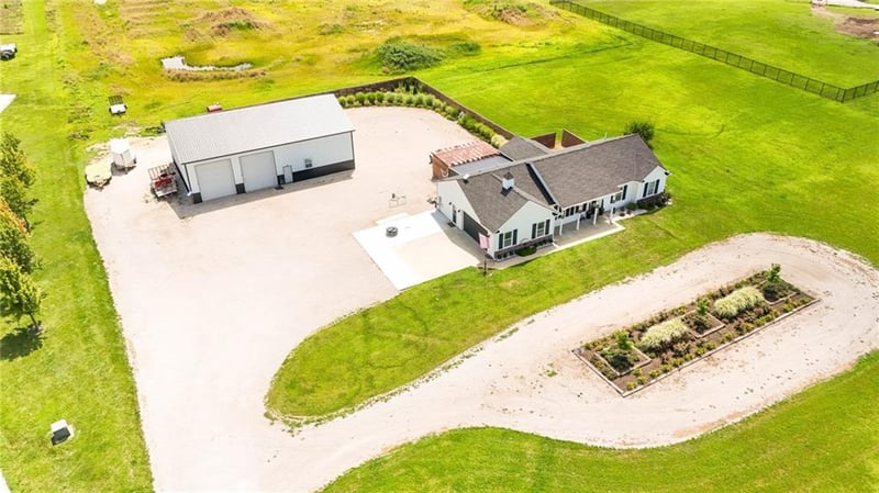 676 E 1375 Rd, Lawrence, KS 66046