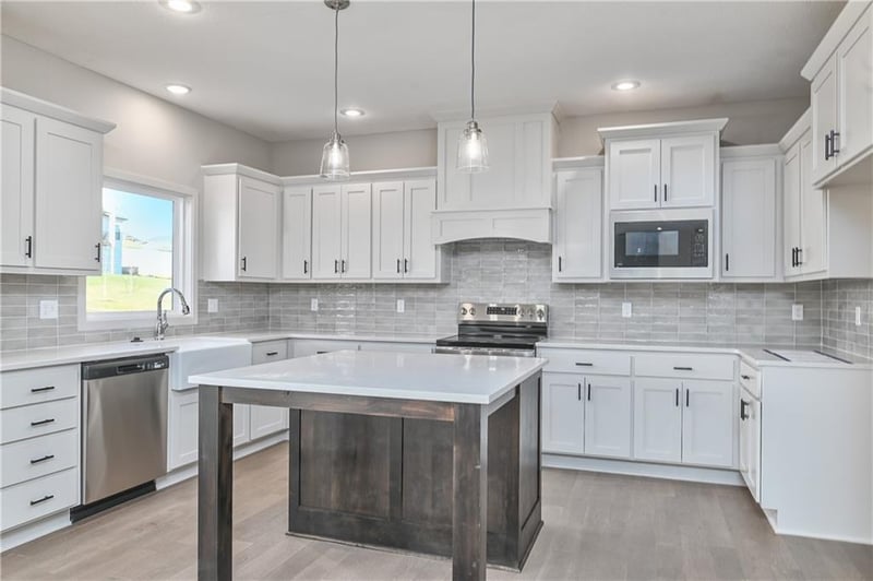 6000 Apache Dr, Shawnee, KS 66226