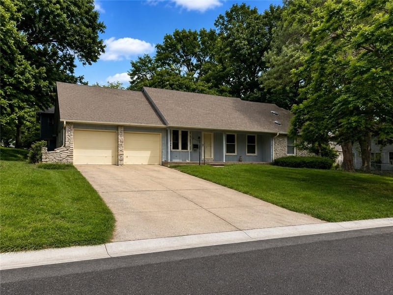 8606 W 88th St, Overland Park, KS 66212