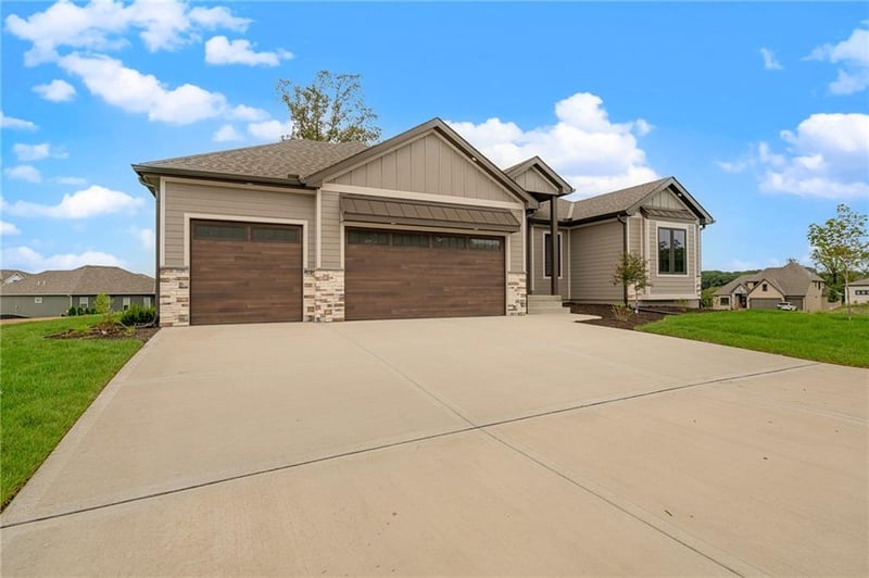 5782 NW Black Oak Ct, Parkville, MO 64152