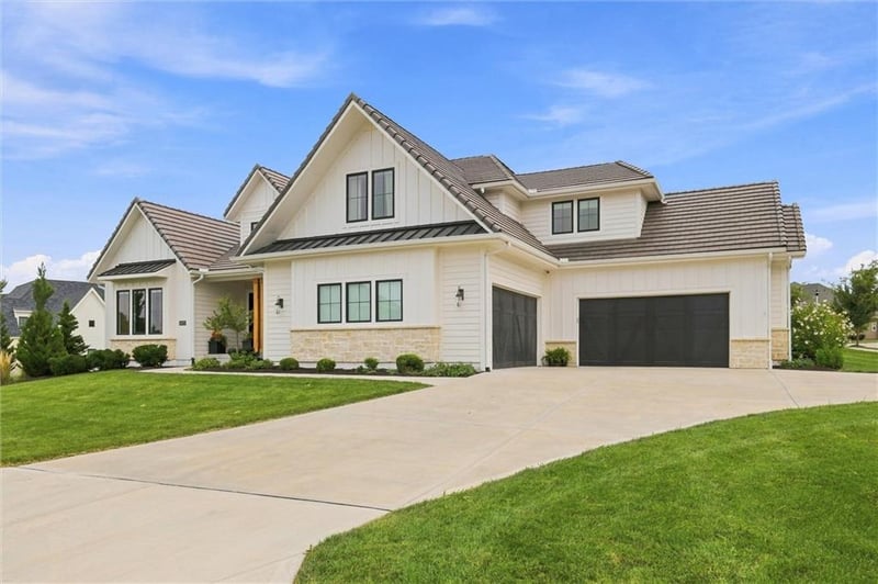 10711 W West 173rd Ter, Overland Park, KS 66221