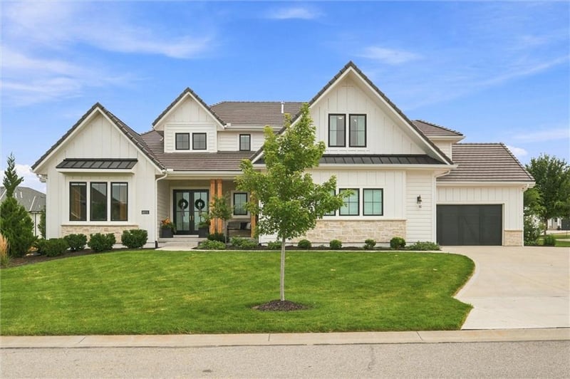 10711 W West 173rd Ter, Overland Park, KS 66221