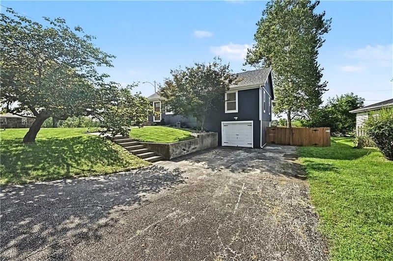 401 NW 71st St, Kansas City, MO 64118