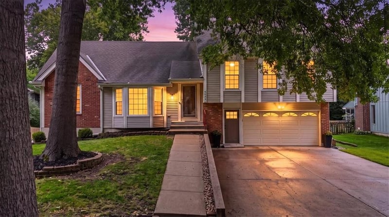9033 Greenway Ln, Lenexa, KS 66215